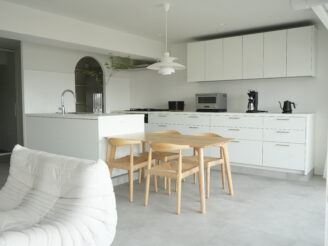 光に包まれる、白が主役のマンションリノベ