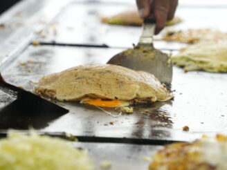 看板のないディープなお好み焼き屋さんへ