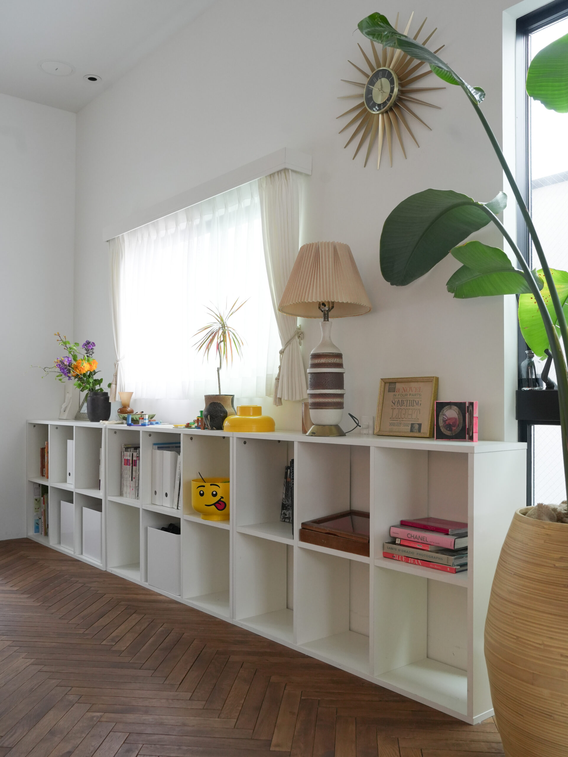 雑貨やグリーンを飾ったオープン棚のある部屋